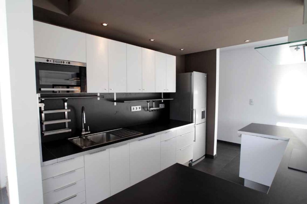 Armoires de cuisine — Mélamine vs Bois vs Polyester vs Polymère